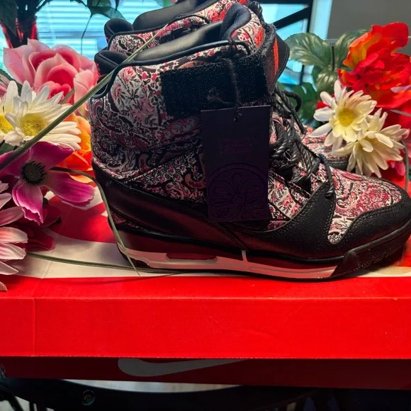 Nike Women’s Sneakers - Picture 10 of 14